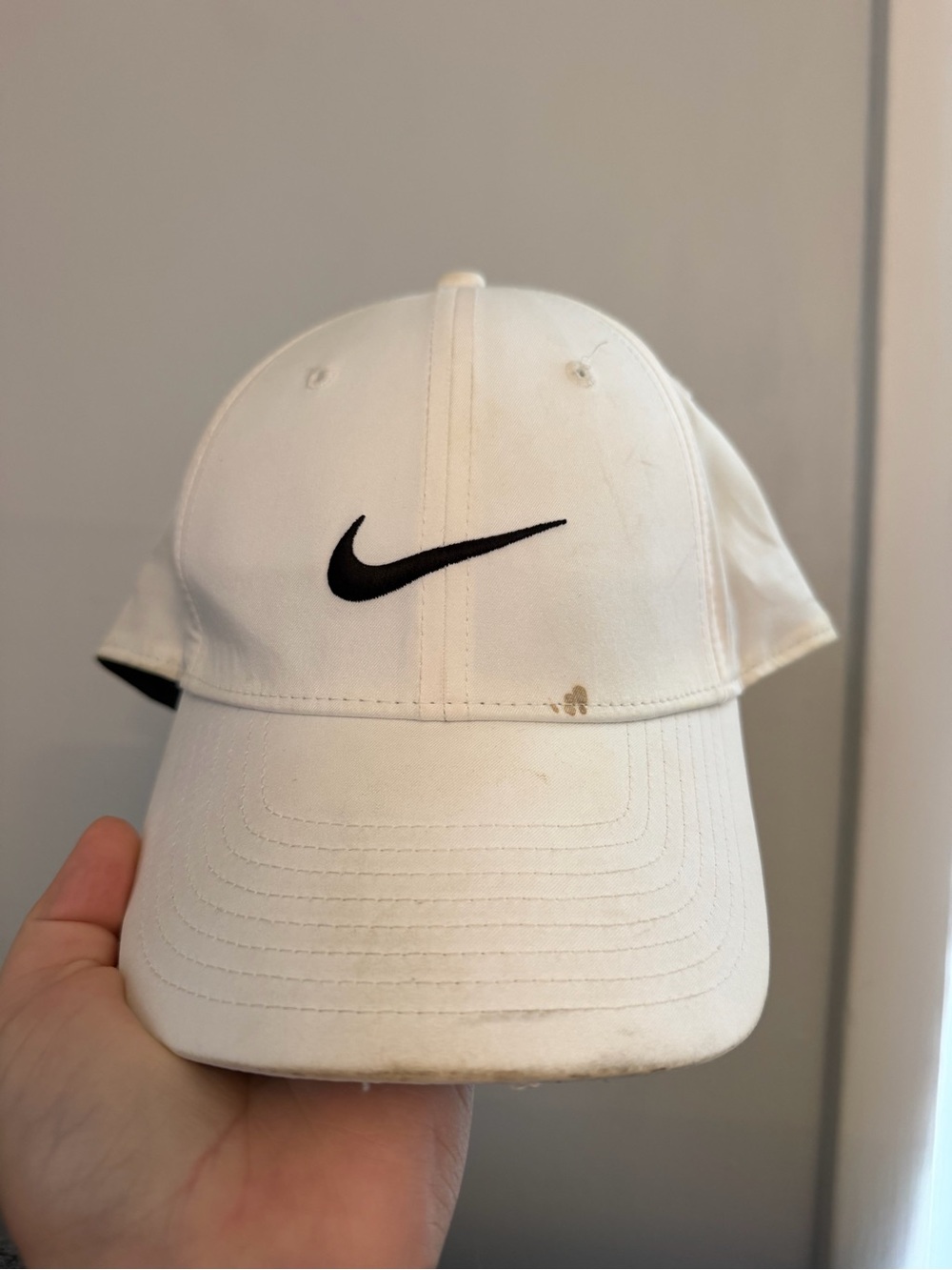 Nike Men’s White Baseball Cap with Black Swoosh